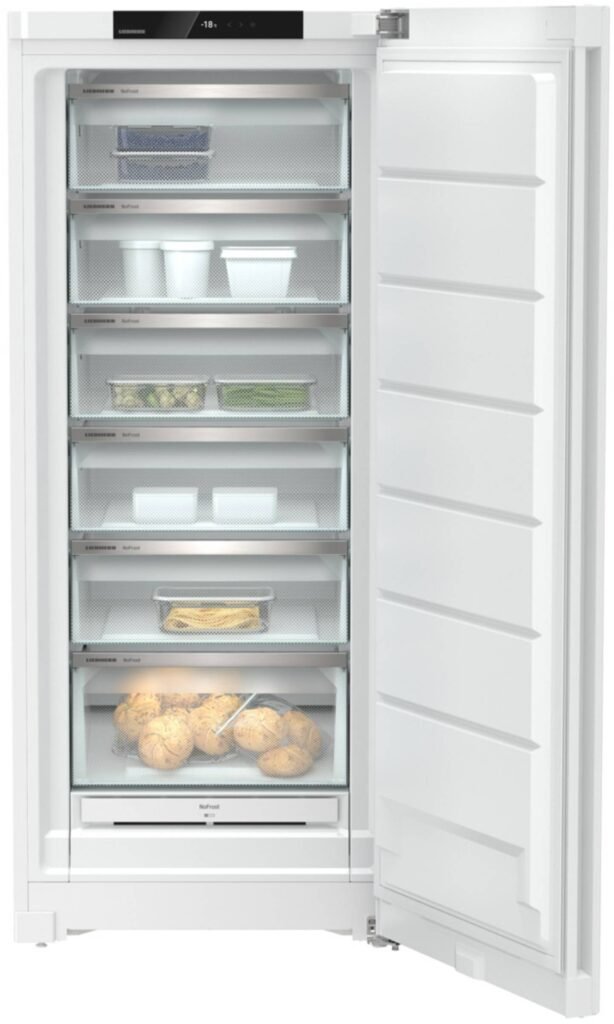 Le congélateur LIEBHERR FND7026-22 est ouvert et présente six étagères remplies de récipients assortis, de légumes, de pâtes et de petits pains.