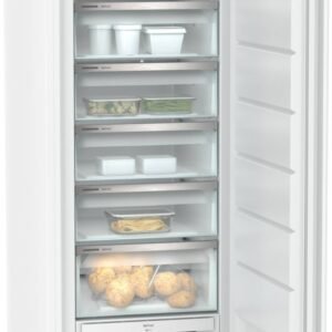 Un congélateur LIEBHERR FND7026-22 blanc ouvert avec six étagères, bien organisé avec des aliments dans des récipients, des sacs et des plateaux.