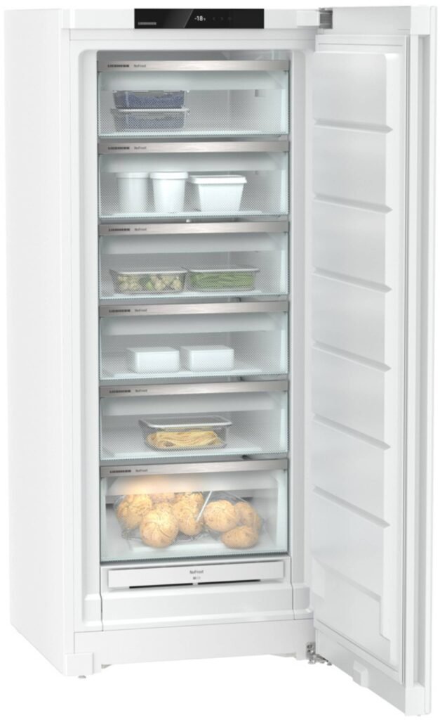 Un congélateur LIEBHERR FND7026-22 blanc ouvert avec six étagères, bien organisé avec des aliments dans des récipients, des sacs et des plateaux.