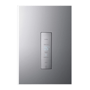 Gros plan du panneau de commande numérique sur la porte en acier inoxydable du réfrigérateur HISENSE FL372BIE.