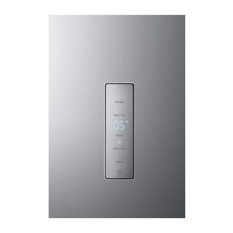 Gros plan du panneau de commande numérique sur la porte en acier inoxydable du réfrigérateur HISENSE FL372BIE.