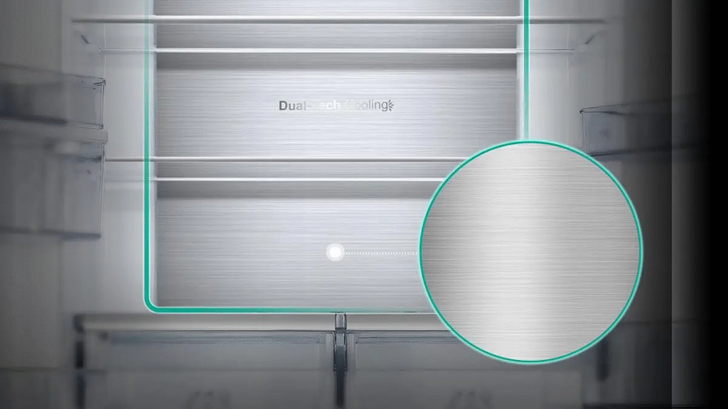 Gros plan sur l'intérieur du réfrigérateur métallique HISENSE FL372BIE, avec mise en évidence du Dual-Tech Cooling et zoom sur les détails de la texture.