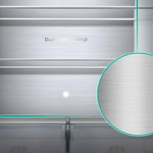 Gros plan sur l'intérieur du réfrigérateur métallique HISENSE FL372BIE, avec mise en évidence du Dual-Tech Cooling et zoom sur les détails de la texture.