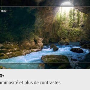 Une rivière serpente dans une grotte rocheuse entourée d'une végétation luxuriante, mettant en valeur le contraste et la luminosité de l'écran OLED HDR+ du SAMSUNG TQ55S90F.