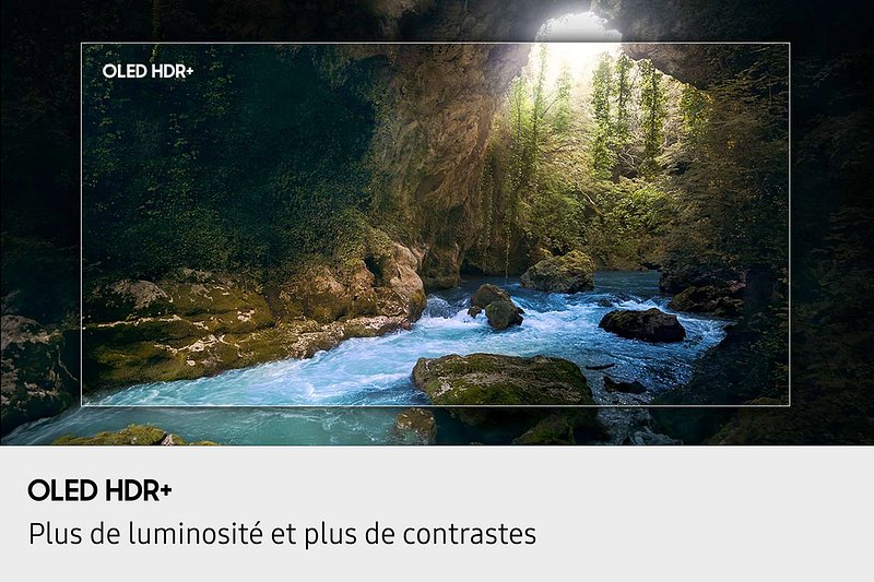 Une rivière serpente dans une grotte rocheuse entourée d'une végétation luxuriante, mettant en valeur le contraste et la luminosité de l'écran OLED HDR+ du SAMSUNG TQ55S90F.