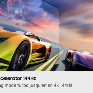 Deux voitures de sport vibrantes font la course à grande vitesse sur le SAMSUNG TQ55S90F, mettant en valeur son mode de jeu 4K 144Hz et son compteur de vitesse numérique pour une expérience immersive.