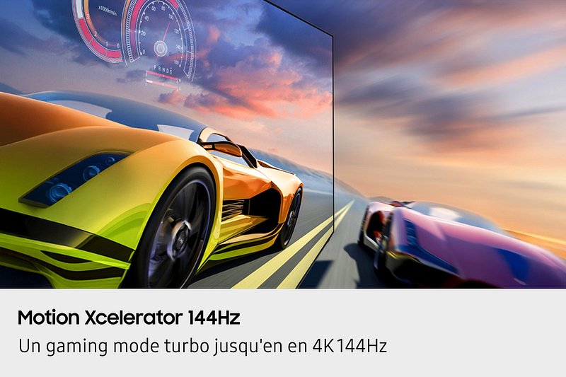 Deux voitures de sport vibrantes font la course à grande vitesse sur le SAMSUNG TQ55S90F, mettant en valeur son mode de jeu 4K 144Hz et son compteur de vitesse numérique pour une expérience immersive.