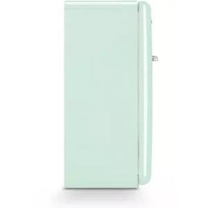 Vue latérale du réfrigérateur SMEG FAB28RPG6 en vert clair, avec un design rétro, une poignée argentée et un aspect minimaliste.