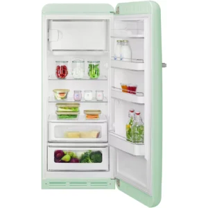 Le réfrigérateur SMEG FAB28RPG6 de couleur vert menthe est ouvert et présente des étagères et des tiroirs bien organisés, remplis d'aliments, de boissons et de légumes.