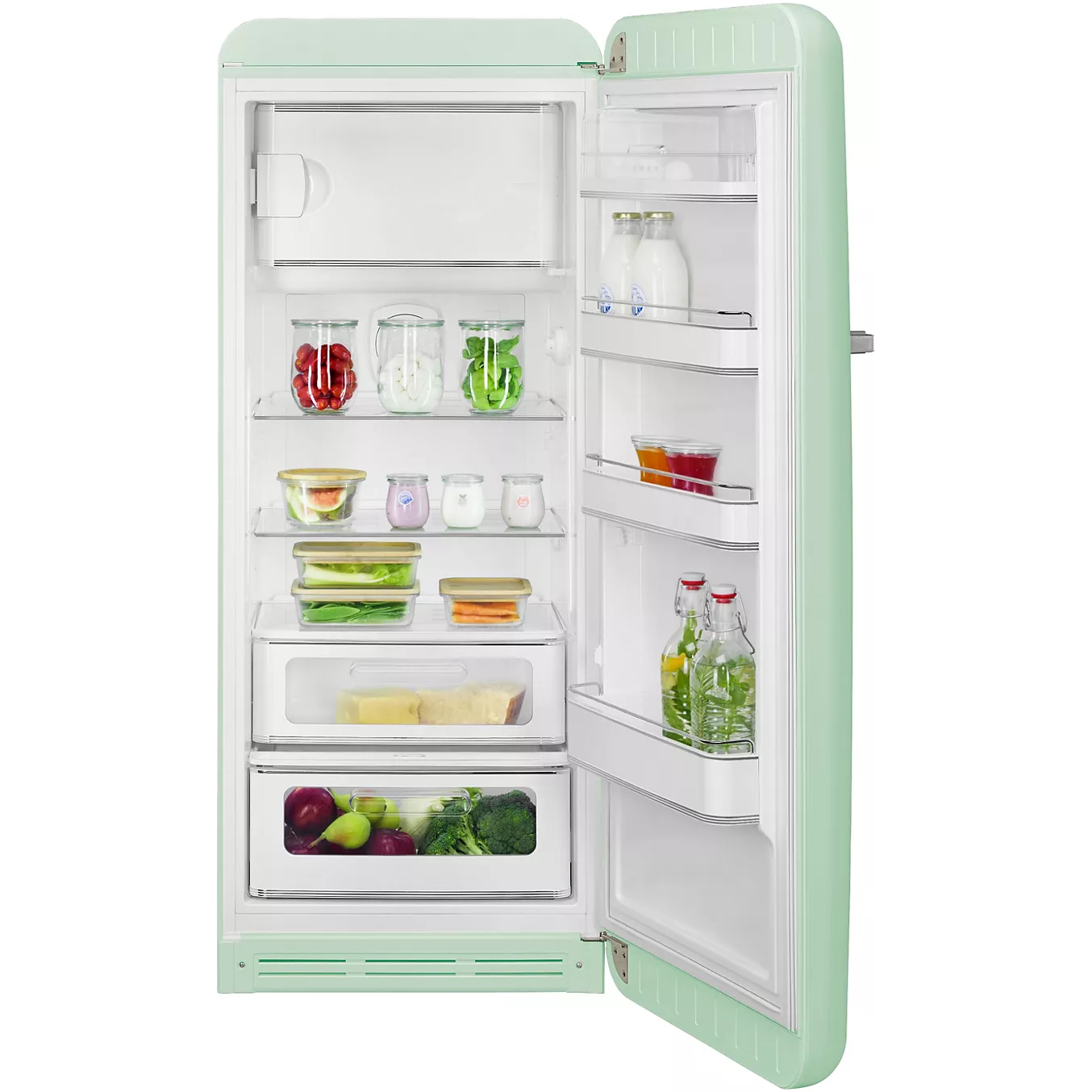 Le réfrigérateur SMEG FAB28RPG6 de couleur vert menthe est ouvert et présente des étagères et des tiroirs bien organisés, remplis d'aliments, de boissons et de légumes.