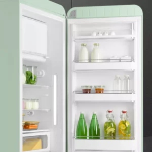 Le réfrigérateur rétro SMEG FAB28RPG6 vert menthe est ouvert et présente des boissons, du lait, des bocaux et des produits frais bien rangés sur ses étagères.