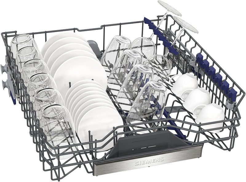 Le panier supérieur du lave-vaisselle SIEMENS SN63H800MF - STUDIOLINE (Copie) est soigneusement chargé d'assiettes, de bols, de verres et de tasses.