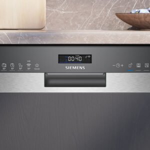 Vue de face du lave-vaisselle SIEMENS SN63H800MF - STUDIOLINE (Copie), présentant un panneau de commande moderne et une étiquette "Made in Germany" dans le coin inférieur gauche.