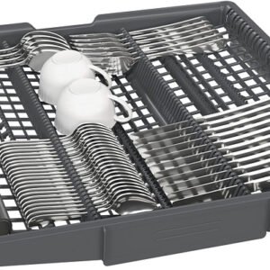 Un range-couverts pour lave-vaisselle SIEMENS SN63H800MF - STUDIOLINE chargé de fourchettes, de cuillères, de couteaux, de deux tasses et d'une spatule apporte l'efficacité studioline à votre cuisine.