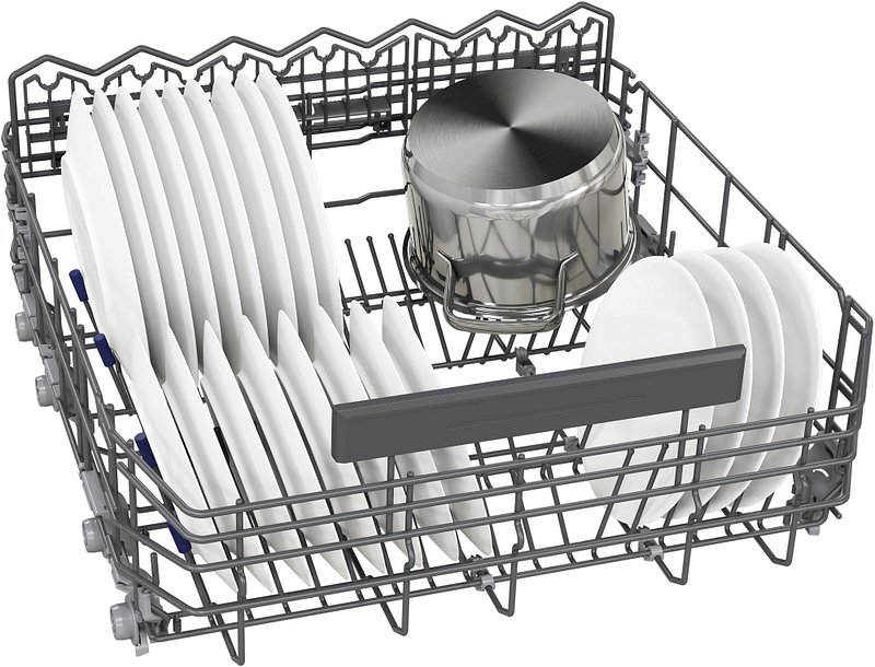 Panier ouvert pour lave-vaisselle rempli d'assiettes blanches et d'un grand couvercle de casserole en acier inoxydable, mettant en valeur le design efficace du SIEMENS SN63H800MF - STUDIOLINE (Copie).