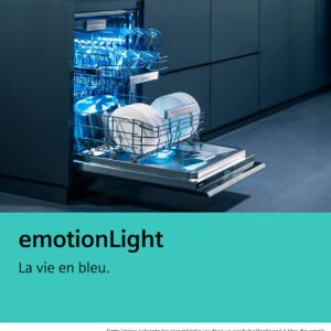 Le lave-vaisselle SIEMENS SN63H800MF - STUDIOLINE (Copie) est montré ouvert avec un éclairage intérieur bleu, entièrement chargé de vaisselle propre et étincelante.
