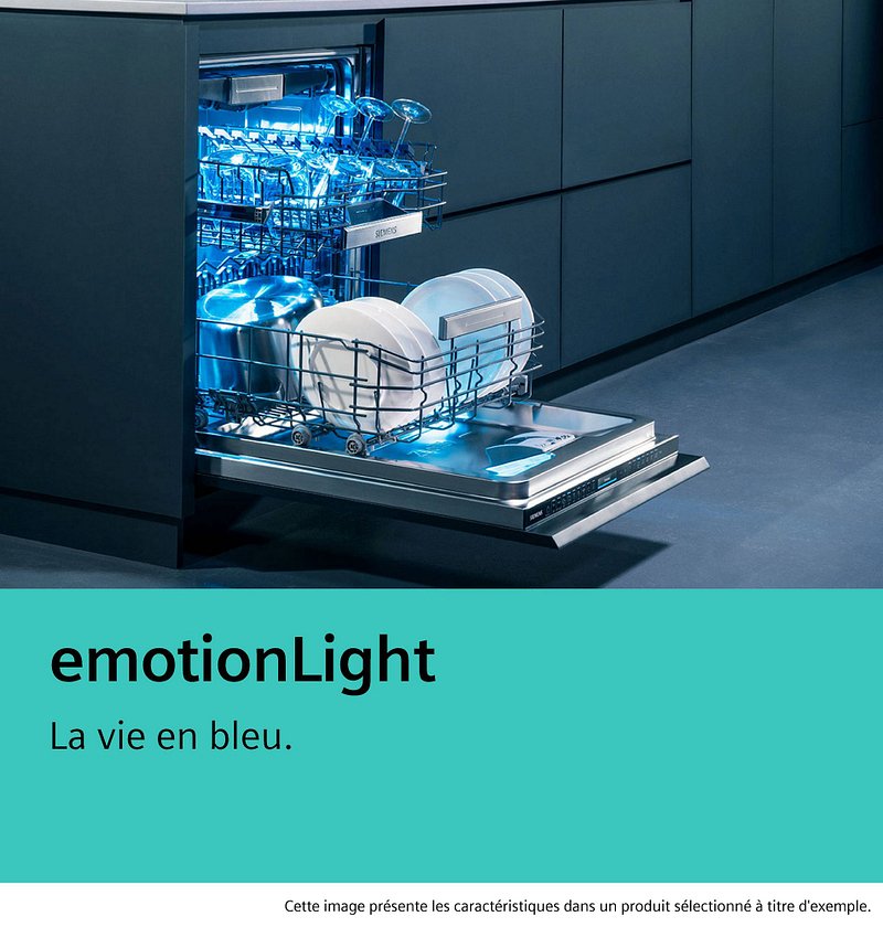 Le lave-vaisselle SIEMENS SN63H800MF - STUDIOLINE (Copie) est montré ouvert avec un éclairage intérieur bleu, entièrement chargé de vaisselle propre et étincelante.
