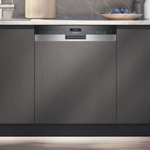 Le lave-vaisselle SIEMENS SN63H800MF - STUDIOLINE est parfaitement intégré dans les armoires de cuisine modernes et foncées, sous un comptoir en marbre, ajoutant la sophistication propre à Studioline.