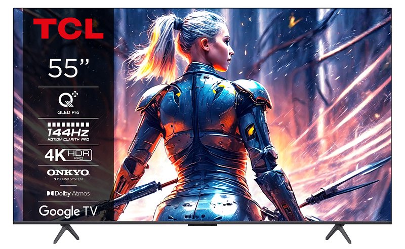 Un téléviseur TCL 55C72B QLED (55 pouces) présente une guerrière futuriste en armure, les spécifications du téléviseur étant affichées sur le côté gauche.