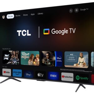 L'écran d'un téléviseur TCL 55C72B affiche le menu d'accueil de Google TV avec diverses applications de diffusion en continu et des vignettes d'émissions.