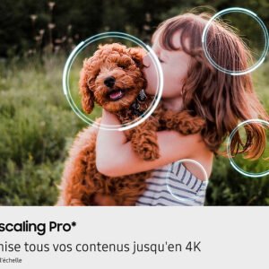 Une jeune fille étreint un chiot marron duveteux à l'extérieur tandis que des cercles numériques mettent en évidence le téléviseur SAMSUNG TQ55S90F, doté de la technologie d'upscaling 4K AI.