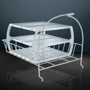 Le SIEMENS WQ46H2CAFR est un support de cuisine à trois niveaux en métal blanc avec panier latéral, idéal pour organiser votre espace. Présenté sur un fond gris foncé.