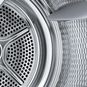 Gros plan de l'intérieur du tambour du lave-linge SIEMENS WQ46H2CAFR, mettant en évidence ses trous métalliques et sa surface texturée.