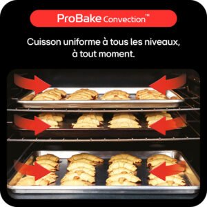 Deux plaques de cuisson contenant des pâtisseries à l'intérieur du four LG WS7D7652CB, où les flèches rouges indiquent la répartition uniforme de la chaleur sur tous les niveaux.