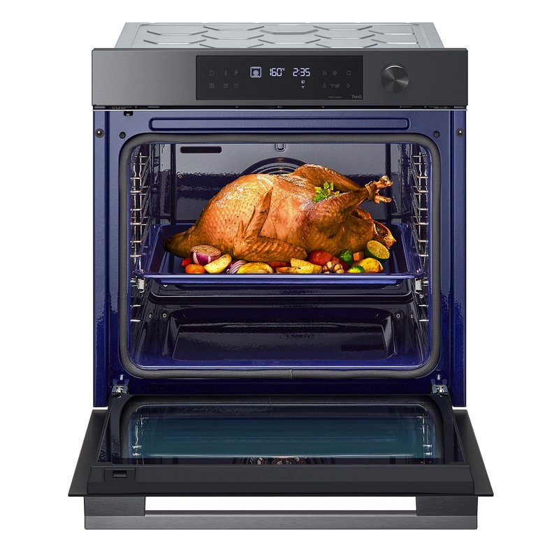 Une dinde rôtie avec des légumes cuit dans le four LG WS7D7652CB entièrement ouvert.