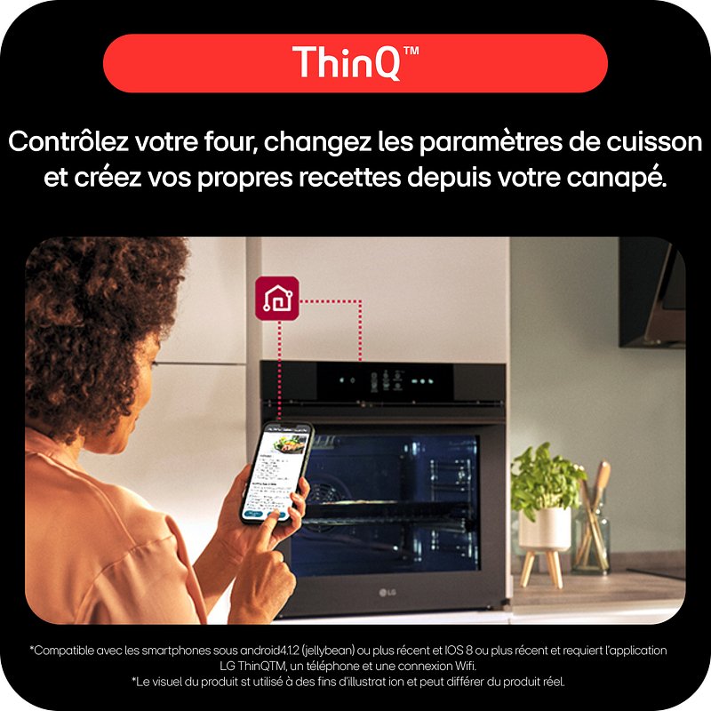 Dans une cuisine moderne, une femme contrôle à distance le four LG WS9D7676CB à l'aide de son smartphone.