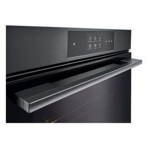 Gros plan sur un four encastrable moderne de couleur noire, doté d'un panneau de commande numérique et d'une poignée en acier inoxydable, qui s'intègre parfaitement dans les cuisines contemporaines aux côtés d'appareils tels que le LG WS9D7676CB.