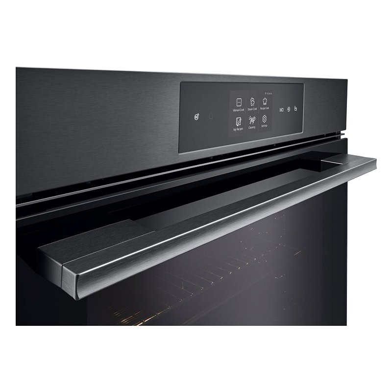 Gros plan sur un four encastrable moderne de couleur noire, doté d'un panneau de commande numérique et d'une poignée en acier inoxydable, qui s'intègre parfaitement dans les cuisines contemporaines aux côtés d'appareils tels que le LG WS9D7676CB.