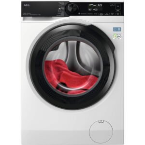 Vue de face d'un lave-linge AEG LFR73A943V avec un vêtement rouge à l'intérieur, porte fermée et écran numérique allumé.