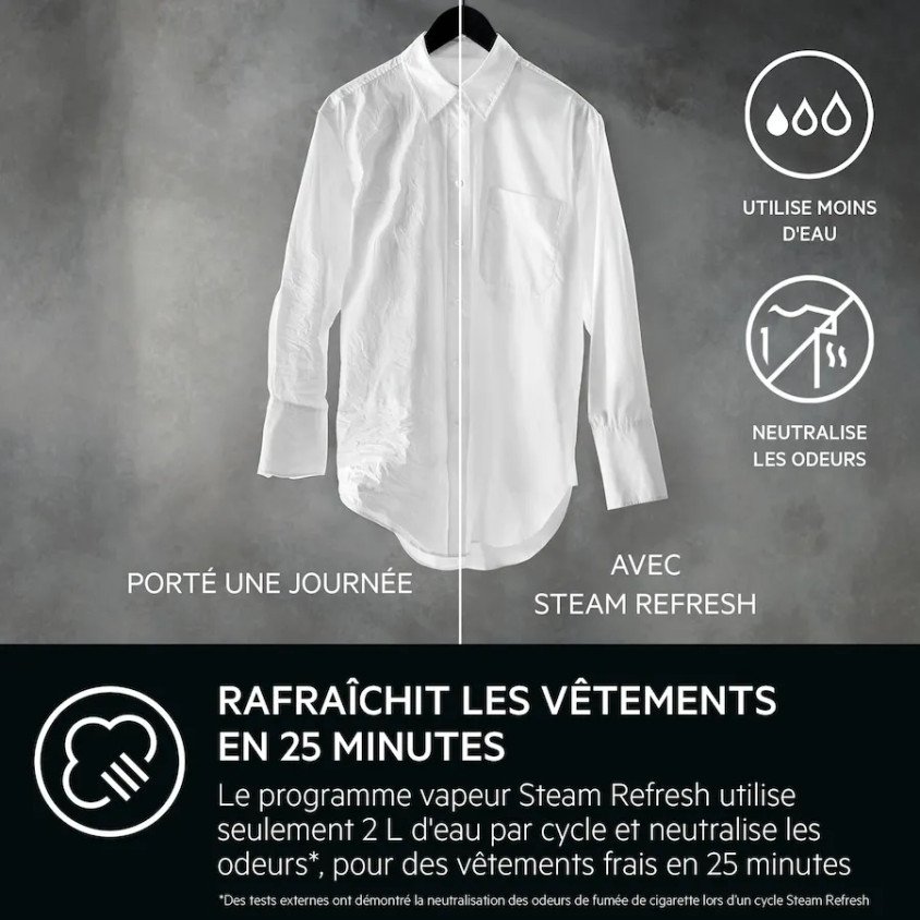 Une chemise blanche est présentée avant et après l'utilisation de la fonction de rafraîchissement à la vapeur de l'AEG LFR73A943V, démontrant une élimination impressionnante des odeurs.