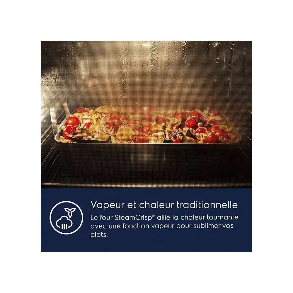 Un plateau de légumes cuit dans le four ELECTROLUX COD6P46X0, où la vapeur et la chaleur traditionnelle se mélangent - une fusion connue en français sous le nom de "vapeur et chaleur classique".