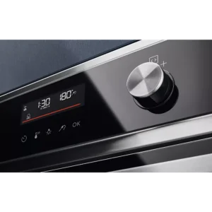 Gros plan du panneau de commande du four ELECTROLUX COD6P46X0 (Copie) indiquant 1h30 et 180°C avec un bouton de commande rond.
