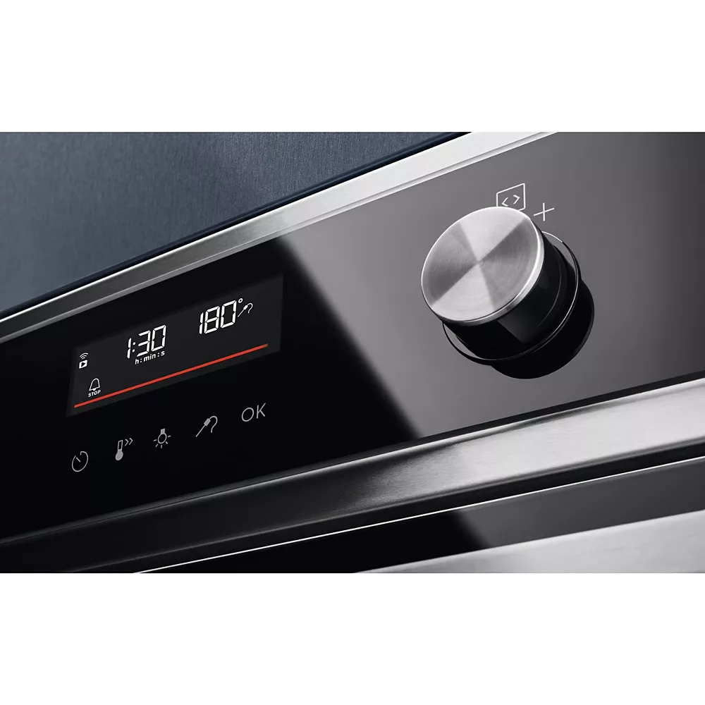 Gros plan du panneau de commande du four ELECTROLUX COD6P46X0 (Copie) indiquant 1h30 et 180°C avec un bouton de commande rond.