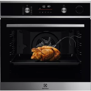 Un poulet entier est rôti dans le four ELECTROLUX COD6P46X0 avec un thermomètre à viande inséré, tandis que l'écran affiche les réglages de température.