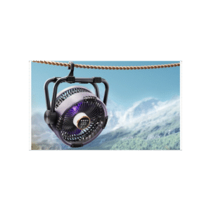 Un ventilateur portable et un désodorisant EZICLEAN AIR FRESH 90 sont suspendus à une corde en plein air, avec des montagnes et un ciel bleu visibles en arrière-plan.