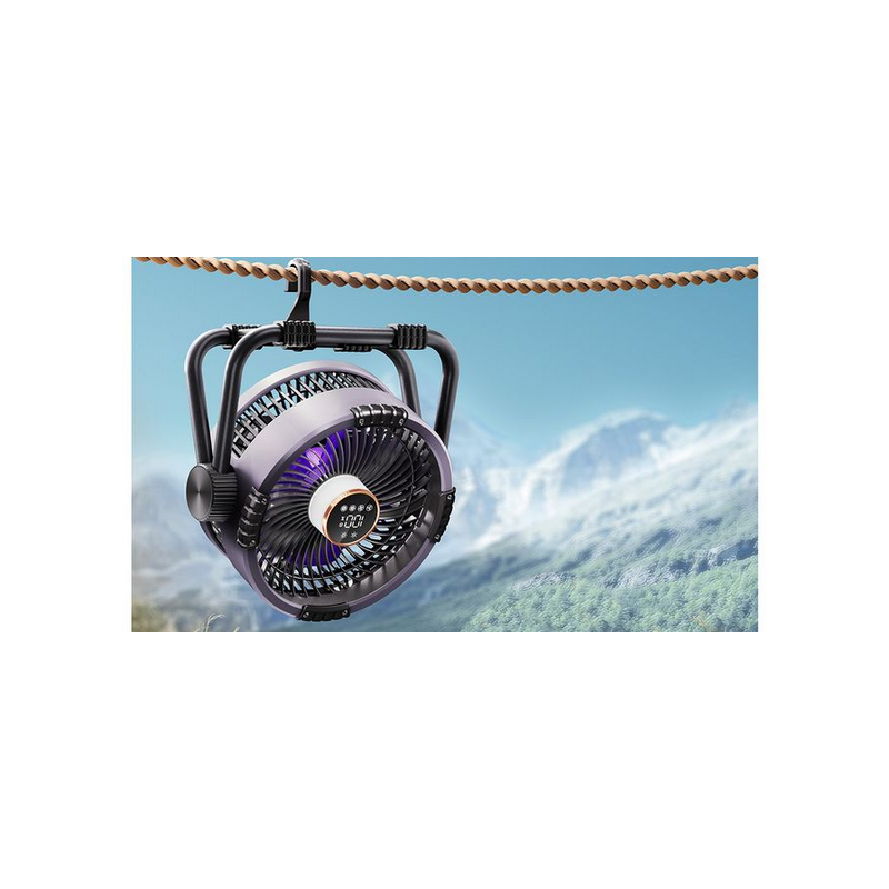 Un ventilateur portable et un désodorisant EZICLEAN AIR FRESH 90 sont suspendus à une corde en plein air, avec des montagnes et un ciel bleu visibles en arrière-plan.