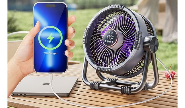 En plein air, sur une table, une main recharge un smartphone avec le ventilateur portable EZICLEAN AIR FRESH 90 doté d'un port USB - parfait pour garder la fraîcheur partout.