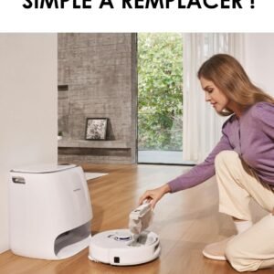 Une femme s'agenouille sur un sol en bois à la maison pour remplacer le sac à poussière de son aspirateur robot NARWAL SACS FREO X PLUS & X ULTRA blanc.