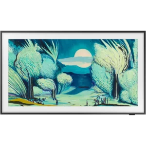 Une peinture d'arbres bleus et verts sous une pleine lune avec de petits personnages marchant est magnifiquement mise en valeur sur le cadre SAMSUNG TQ55LS03F THE FRAME.