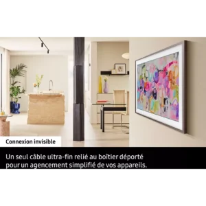 Une cuisine et une salle à manger modernes avec des œuvres d'art encadrées colorées et un câble ultrafin, avec l'élégant téléviseur 55" SAMSUNG TQ55LS03F THE FRAME qui allie harmonieusement la technologie et l'art.