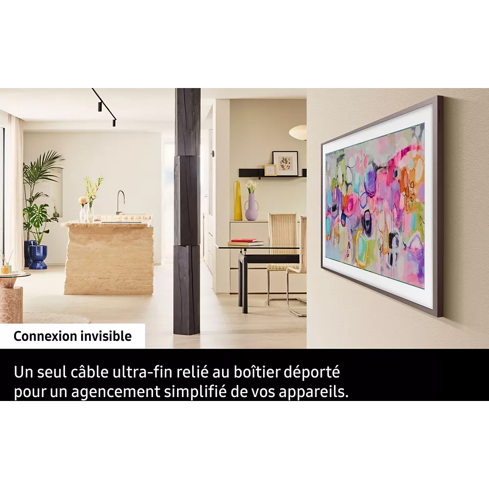 Une cuisine et une salle à manger modernes avec des œuvres d'art encadrées colorées et un câble ultrafin, avec l'élégant téléviseur 55" SAMSUNG TQ55LS03F THE FRAME qui allie harmonieusement la technologie et l'art.