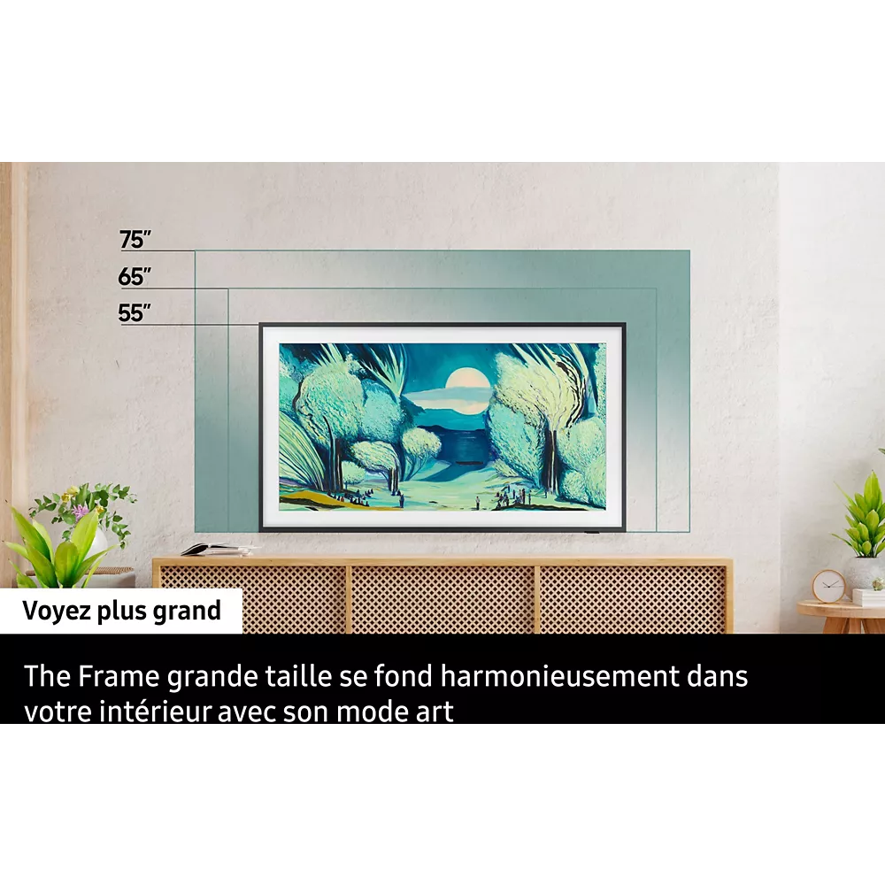 Un téléviseur SAMSUNG TQ55LS03F THE FRAME est fixé au mur dans une pièce moderne, où il expose des œuvres d'art numériques. Il est entouré de ses différentes tailles : 55", 65" et 75".