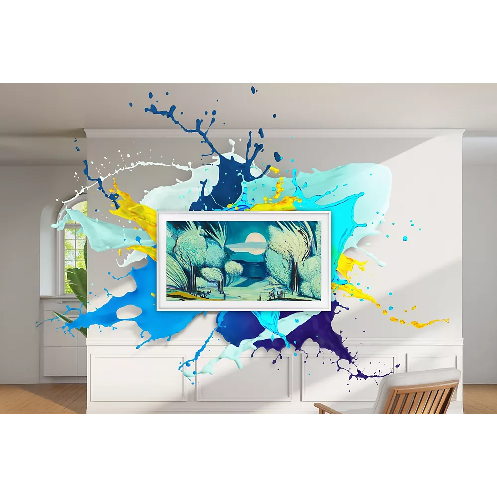Une peinture de paysage encadrée avec des éclats de couleurs est accrochée au mur autour du SAMSUNG TQ55LS03F THE FRAME dans une salle de séjour lumineuse.