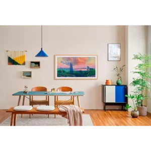Salle à manger moderne avec meubles en bois, art mural vibrant sur le SAMSUNG TQ55LS03F THE FRAME, et plantes vertes sur un sol en bois dur.