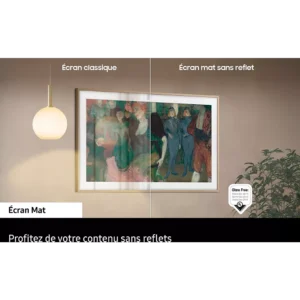 Une peinture sur un mur est présentée avec un écran classique à gauche et un écran SAMSUNG TQ55LS03F THE FRAME mat et sans reflet à droite.