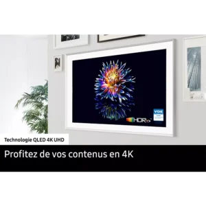 Un téléviseur SAMSUNG TQ55LS03F THE FRAME fixé au mur affiche une fleur éclatante avec la mention "Profitez de vos contenus en 4K" en dessous.